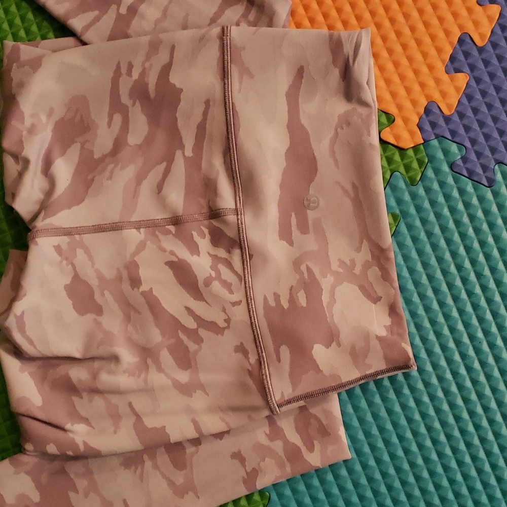 Lululemon size 4 leggings - Picture 3 of 3